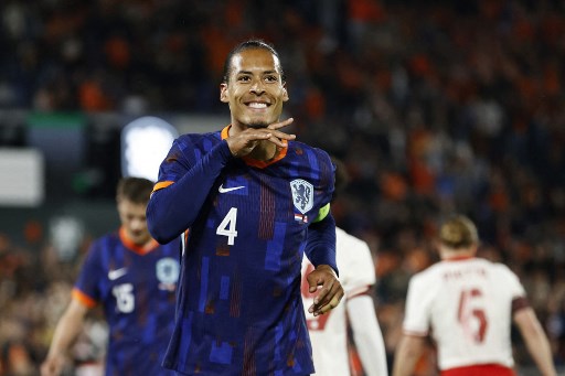 Belanda menyempurnakan penampilan mereka dengan gol keempat yang dicetak Virgil van Dijk pada menit ke-83 lewat sundulannya.