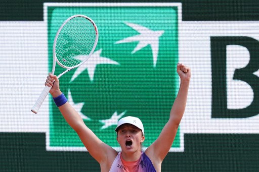 Petenis peringkat satu dunia Iga Swiatek masih membutuhkan satu kemenangan lagi untuk meraih gelar keempatnya di Roland Garros setelah menang 6-2, 6-4 atas unggulan ketiga Coco Gauff dalam semifinal, Kamis, 6 Juni 2024 waktu setempat.