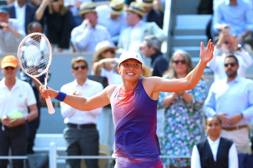 Swiatek telah memenangi 20 pertandingan berturut-turut di French Open, menjadikannya petenis putri kelima di Era Open yang memenangi 20 pertandingan berturut-turut di Roland Garros. Dia bergabung dengan Chris Evert (29 kali berturut-turut, 1984-1991), Monica Seles (25, 1990-1996), Justine Henin (24, 2005-2010), dan Stefanie Graf (20, 1987-1989).