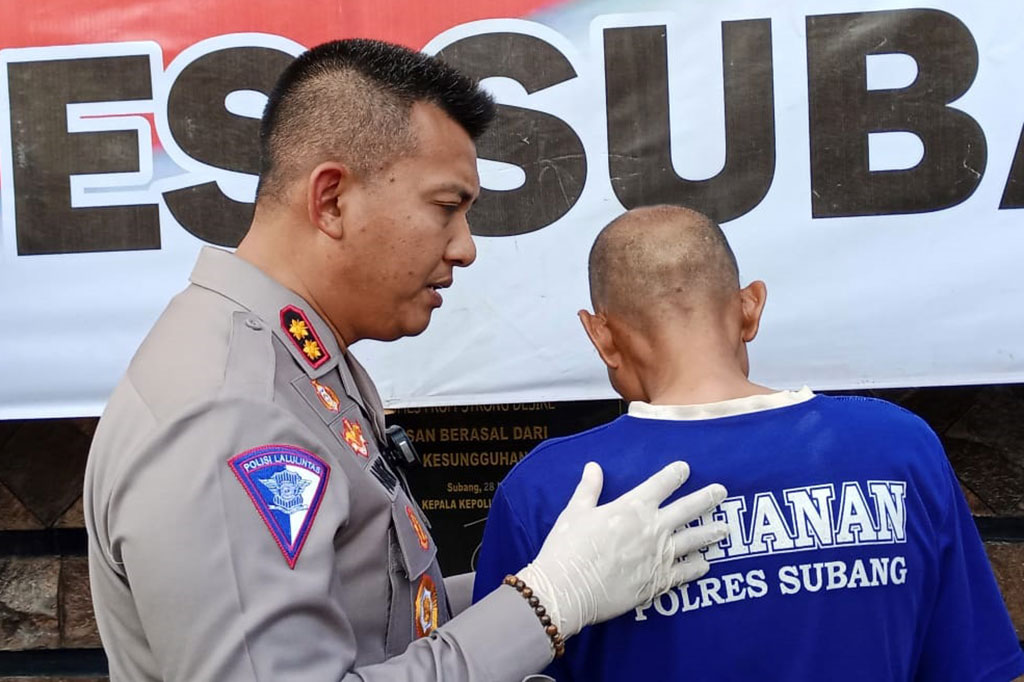 Seorang guru SD berstatus ASN diduga mencabuli 5 murid perempuannya saat proses belajar mengajar di kelas. Untuk mempertanggungjawabkan perbuatannya oknum guru tersebut kini diamankan di Mapolres Subang, Jawa Barat.