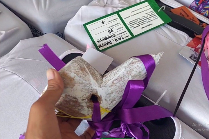 Pantauan di Kantor Kemenag Sumenep, sejumlah sahara calon jemaah haji diberi tanda dengan barang-barang unik, mulai dari sandal, boneka, bahkan ulekan sambal.