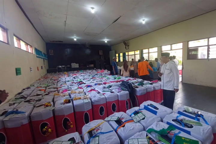 Penanda koper yang unik digunakan oleh para jemaah calon haji JEmaah yang tergabung dalam kloter 96 dan 97, tersebut untuk memudahkan mereka dalam mengenali barang-barang bawaannya itu selama perjalanan haji.
