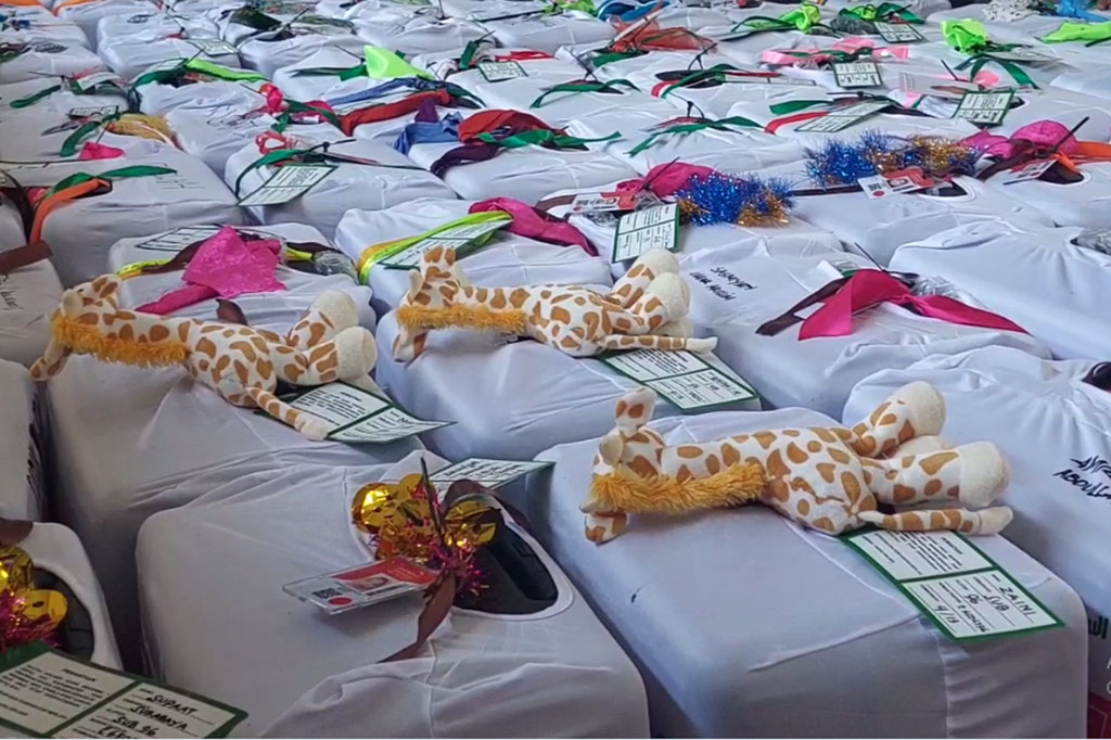 Kementerian Agama Sumenep, Jawa Timur membebaskan calon jemaah haji dalam memberi penanda koper atau sahara yang akan dibawa. Hasilnya banyak penanda unik bahkan nyeleneh yang digunakan CJH Sumenep.