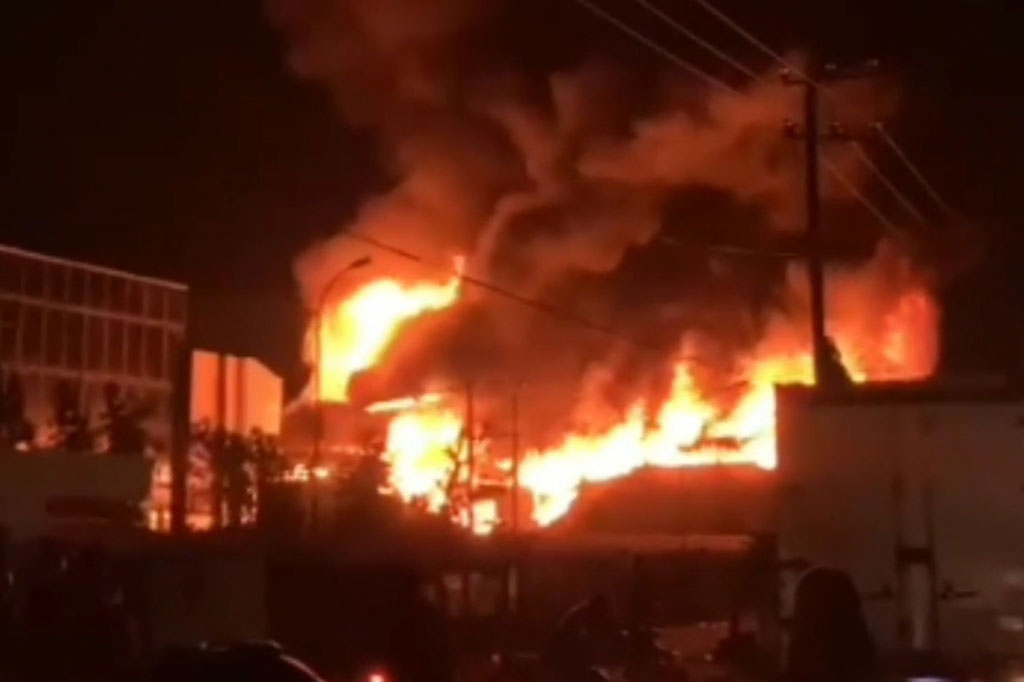 Kebakaran hebat melanda gudang penyimpanan barang bekas, di kawasan komplek pergudangan Tambakrejo Kecamatan Waru, Sidoarjo, pada Jumat, 7 Juni dini hari. Kobaran api menghanguskan tiga unit mobil di dalamnya dan sempat menjalar ke pemukiman warga.
