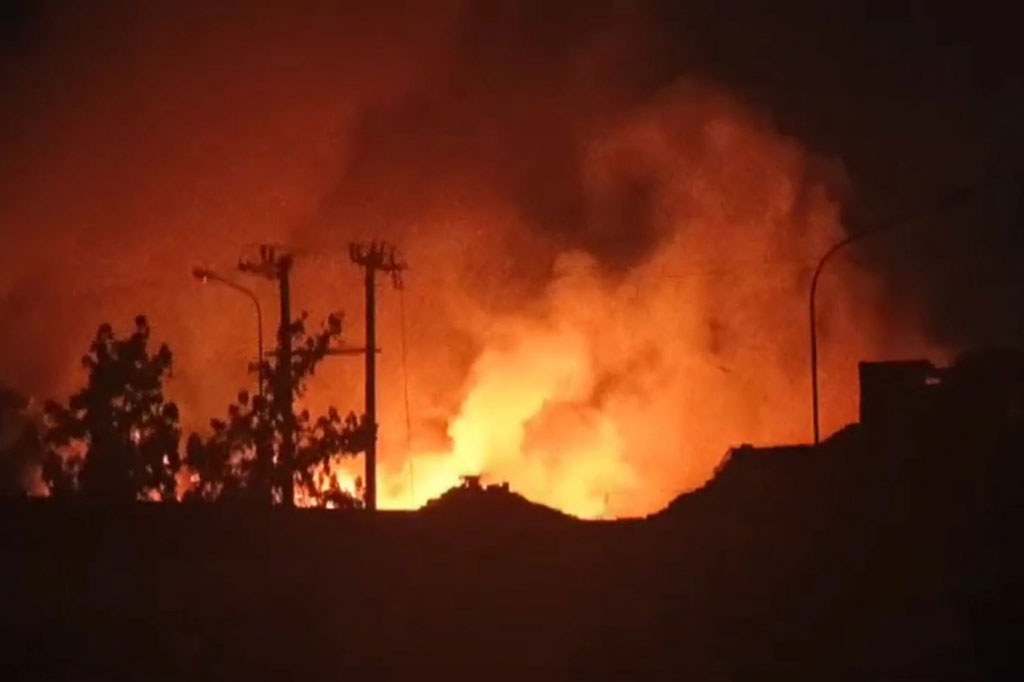 Api pertama kali diketahui muncul dari sudut depan gudang yang berisikan material mudah terbakar. Petugas keamanan gudang dibantu warga saat itu berusaha untuk memadamkan api. Namun upaya itu sia-sia karena api dengan cepat membesar dan melalap seluruh iisi gudang. Termasuk tiga unit mobil yang diparkir di dalamnya juga hangus.