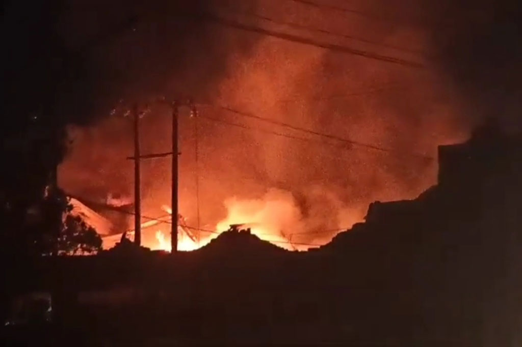 Tujuh unit mobil pemadam kebakaran yang didatangkan ke lokasi, juga sempat mengalami kesulitan karena banyaknya material mudah terbakar. 