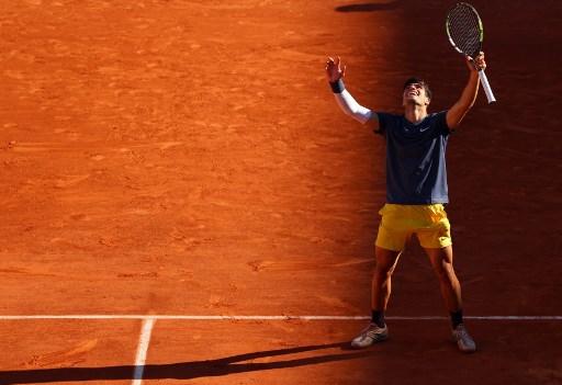 Carlos Alcaraz melakukan selebrasi usai melaju ke final French Open pertamanya pada Jumat, 7 Juni 2024 waktu setempat.