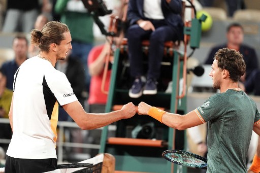 Unggulan keempat Zverev, yang kalah di semifinal Roland Garros dalam tiga tahun terakhir, bangkit untuk mengalahkan Ruud dengan skor 2-6, 6-2, 6-4, 6-2.