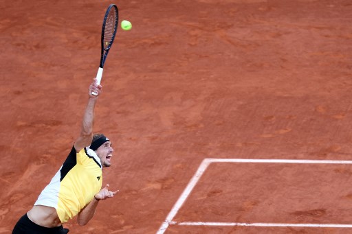 Zverev memegang keunggulan 5-4 dalam kariernya melawan Alcaraz, termasuk kemenangan satu-satunya pertemuan Roland Garros mereka sebelumnya di perempat final 2022.