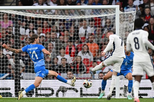 Bermain di hadapan suporter sendiri, Inggris mendominasi penguasaan bola hingga 68 persen dan banyak menciptakan peluang.