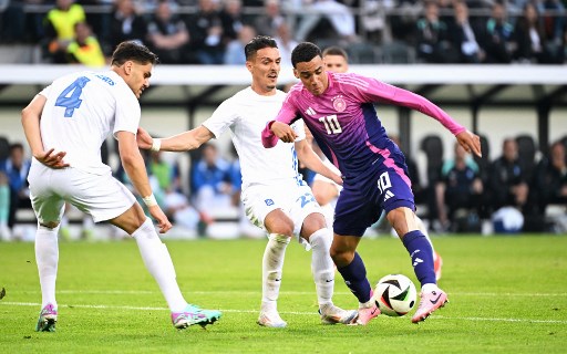 Jerman berstatus sebagai tuan rumah Piala Eropa 2024, dinilai menjadi salah satu favorit juara. Namun, mereka justru susah payah meraih kemenangan dalam pertandingan ini.