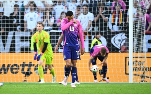 Yunani memberikan perlawanan sengit dan bahkan sempat mencuri gol lebih dahulu lewat aksi Giorgos Masouras pada ke-33. Skor 1-0 untuk tim tamu bertahan hingga jeda.