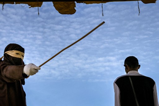 Jaksa penuntut umum Kejaksaan Negeri (Kejari) Aceh Besar mengeksekusi cambuk terhadap tiga terpidana pelanggaran syariat Islam berdasarkan putusan Mahkamah Syariyah Aceh Besar.