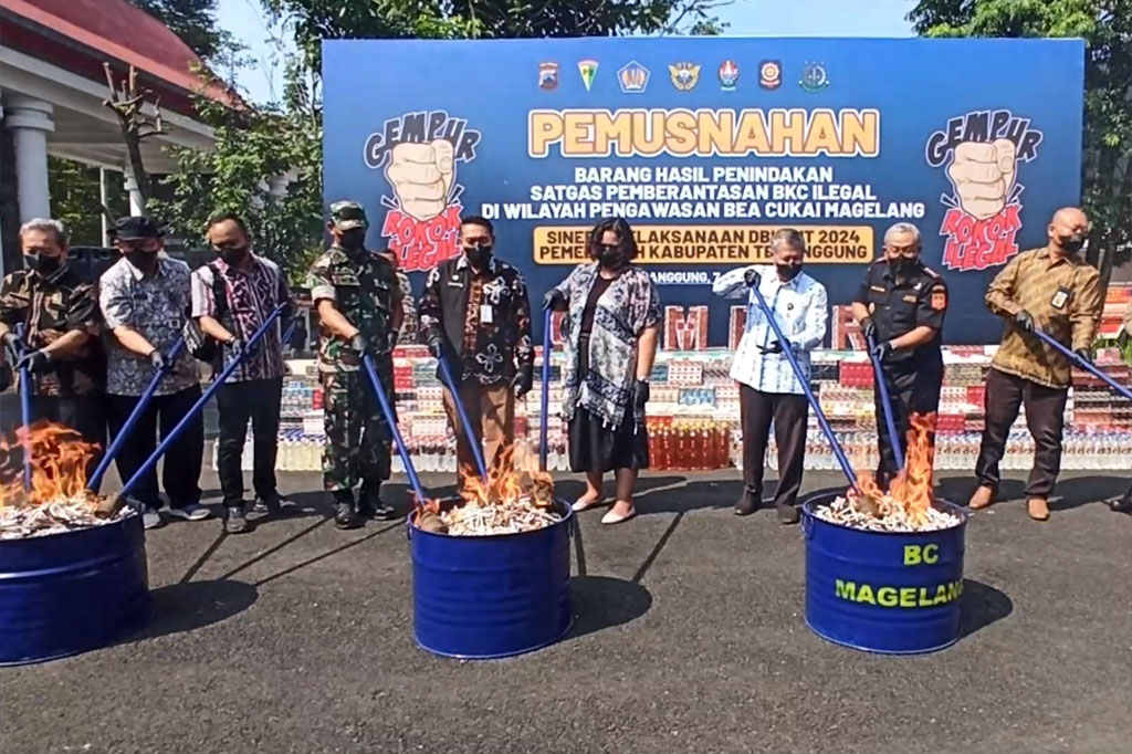 Kantor Bea Cukai Magelang, Jawa Tengah memusnahkan 3,3 juta batang rokok ilegal hasil penindakan selama satu tahun. 