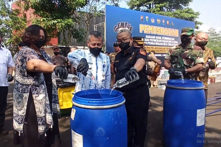 Pemusnahan jutaan rokok ilegal tersebut digelar Kantor Bea Cukai Magelang di Temanggung, Jawa Tengah, Jumat, 7 Juni 2024 siang. Selain rokok ilegal, Bea Cukai juga memusnahkan ratusan liter minuman keras ilegal hasil operasi.