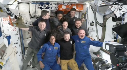 Astronaut Suni Williams dan Butch Wilmore disambut dengan pelukan dan tepuk tangan, setelah tiba di Stasiun Luar Angkasa Internasional (ISS) dengan menggunakan kapsul Starliner milik perusahaan Boeing Amerika, Kamis, 5 Juni 2024.