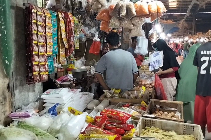 Di tengah rencana pemerintah yang akan menaikkan harga eceran tertinggi Minyakita, hampir satu pekan di sejumlah pasar di Kabupaten Lebak, Banten, jadi langka. Berkurangnya pasokan dari distributor menjadi salah satu penyebab langkahnya minyak goreng kemasan murah tersebut.