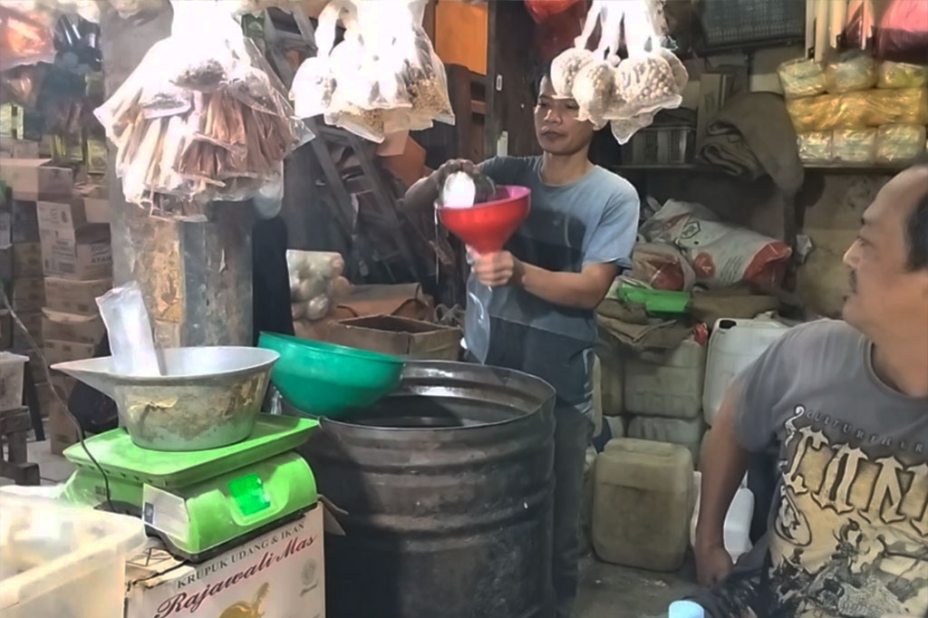 Seperti yang terpantau di pasar tradisional Rangkasbitung, Lebak, hampir semua kios yang biasa menjual, tidak ditemukan minyak goreng kemasan murah tersebut.