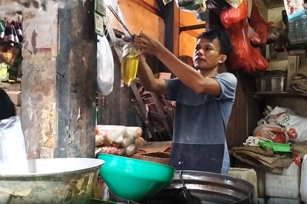 Pedagang hanya menjual minyak goreng curah dan sejumlah minyak goreng kemasan dengan merk lain yang harganya lebih mahal. Kondisi ini membuat warga kebingungan karena sulit mencari Minyakkita, dan terpaksa membeli minyak yang ada.