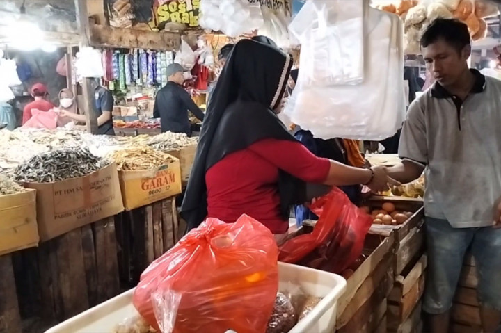 Aat salah satu warga mengaku sudah biasa membeli Minyakita, namun hari ini cukut sulit mendapatkannya. Dia sudah berkeliling ke sejumlah kios, namun tak satupun yang menjual. 