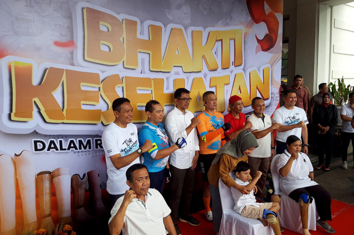 Kepolisian Resort Kota Malang Kota (Polresta Malang Kota), Jawa Timur, memberikan bantuan 37 kaki palsu kepada warga penerima manfaat. Bantuan itu memperingati rangkaian Hari Bhayangkara.