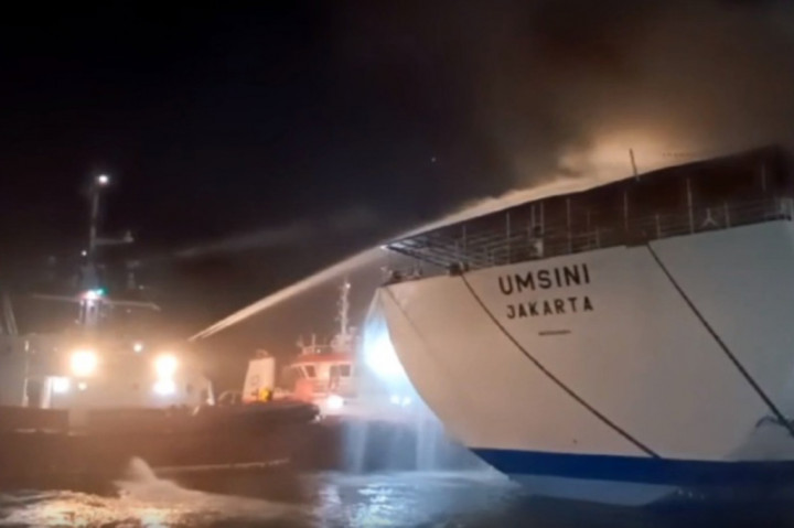 Kapal Motor Umsini milik PT Pelni terbakar saat sandar di Pelabuhan Makassar pada Minggu, 9 Juni 2024 sekitar pukul 05.00 pagi WITA. Akibat kebakaran tersebut penumpang panik dan turun dari kapal.