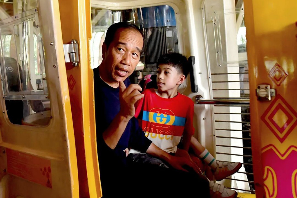 Dalam suasana yang santai, Presiden, Ibu Iriana, dan kedua cucunya yang adalah anak dari putra sulung Jokowi, Gibran Rakabuming Raka, tiba sekitar pukul 13.40 WIB dan langsung menaiki angling menyusuri Danau Miniatur Arsipelago Indonesia.