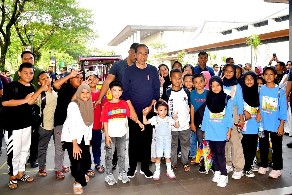 Sepanjang perjalanan, rombongan Presiden Jokowi dan keluarga disuguhi beragam koleksi bangunan rumah adat yang termasuk dalam area anjungan daerah, demikian keterangan Biro Pers Sekretariat Presiden RI.