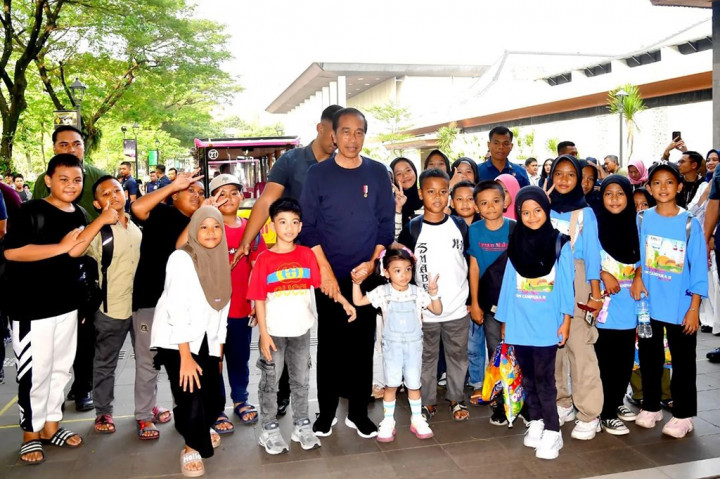 Sepanjang perjalanan, rombongan Presiden Jokowi dan keluarga disuguhi beragam koleksi bangunan rumah adat yang termasuk dalam area anjungan daerah, demikian keterangan Biro Pers Sekretariat Presiden RI.