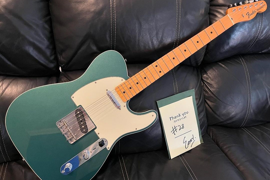 Gitaris sekaligus pencipta lagu dari grup band Sheila On 7, yakni Eross Candra melelang gitar pribadinya dan seluruh dana yang terkumpul akan disumbangkan kepada warga Palestina yang saat ini tengah menghadapi serangan militer Israel.  