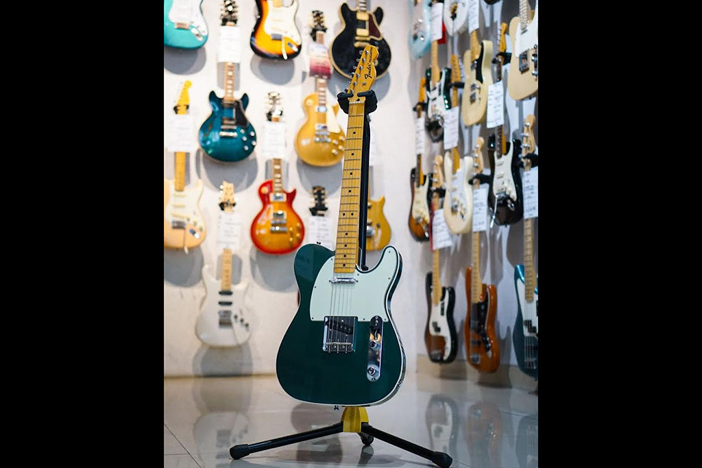 Eross membagikan cerita seputar pelelangan gitarnya itu di akun Instagram pribadinya dengan mengunggah sebuah foto gitar jenis Fender Telecaster berwarna hijau toska pada Jumat, 7 Juni 2024 lalu. 