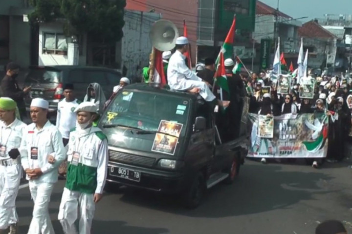 Ribuan umat muslim di Sukabumi, Jawa Barat menggelar aksi bela Palestina di halaman Balaikota Sukabumi, Minggu, 9 Juni 2024. Aksi massa ini sebagai bentuk keprihatinan atas serangan zionis Israel yang menelan ribuan korban warga Gaza dan Rafah. Massa juga menyerukan untuk memboikot produk Israel sebagai bentuk perlawanan.