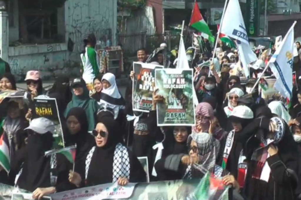 Aksi bela Palestina ini diawali dengan longmarch oleh ribuan umat muslim di Sukabumi, Jawa Barat yang mengelilingi ruas jalan protokol. Massa yang bergerak dari lapang merdeka dan berakhir di halaman Balaikota Sukabumi, menyerukan dukungan terhadap warga Palestina untuk segera bebas dari berbagai bentuk serangan zionis Israel.