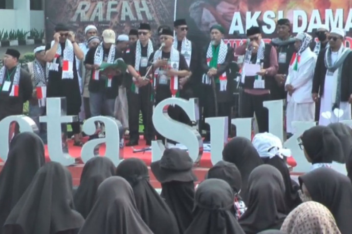 Dengan berbagai atribut dan spanduk dukungan, massa aksi meminta pemerintah Indonesia juga mendesak PBB agar segera menghentikan serangan Israel ke tanah Palestina yang telah menelan puluhan ribu masyarakat sipil yang tidak bersalah. Terlebih banyak anak anak yang menjadi korban genosida Israel.
