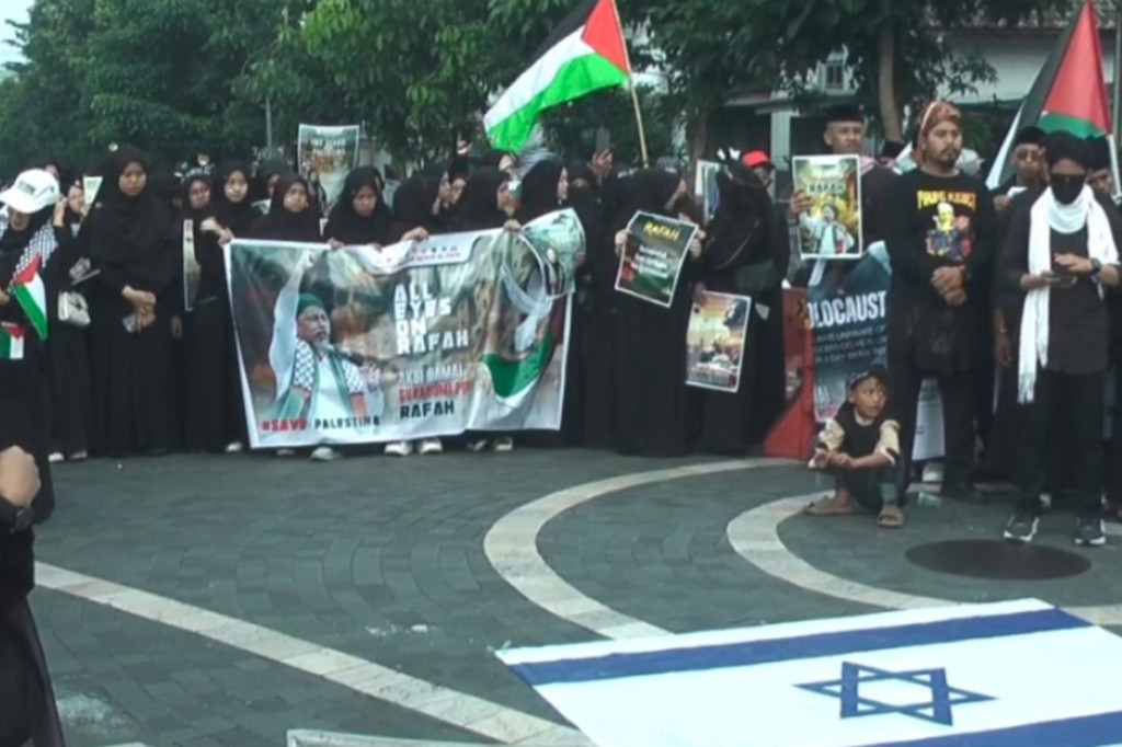 Salah satu massa aksi Dewi Sri Kahfi mengatakan, serangan Israel ke Palestina yang saat ini terjadi sangat menyakiti hati kami sebagai sesama umat muslim. Dengan ikut serta dalam aksi bela Palestina ini, ia juga menyerukan untuk memboikot produk Israel sebagai bentuk perlawanan.