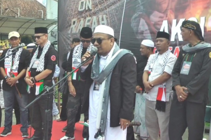 Sementara itu, Tokoh Ulama Sukabumi kiyai Fajar Laksana mengatakan, ini aksi masyarakat Sukabumi dari seluruh elemen yang menunjukan keprihatinan dan luka mendalam, sudah delapan bulan palestina digempur oleh zionis Israel yang telah menghancurkan seluruh fasilitas yang ada.