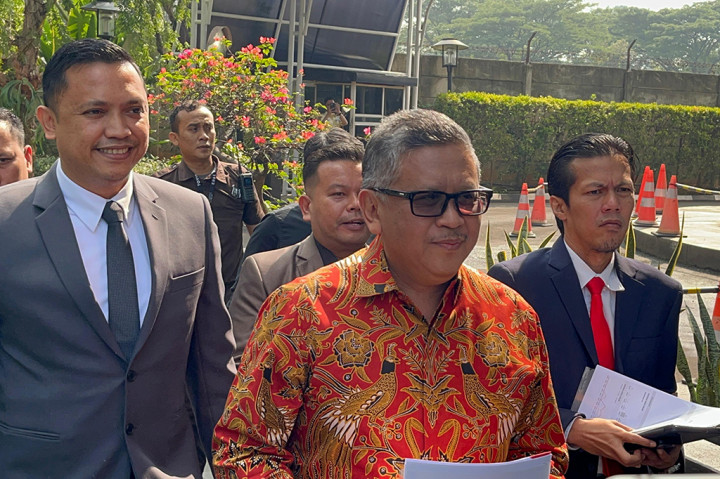 “Sesuai komitmen saya sebagai warga negara yang taat hukum, hari ini datang memenuhi panggilan dari Komisi Pemberantasan Korupsi,” kata Hasto di Gedung Merah Putih KPK, Jakarta Selatan, Senin, 10 Juni 2024.