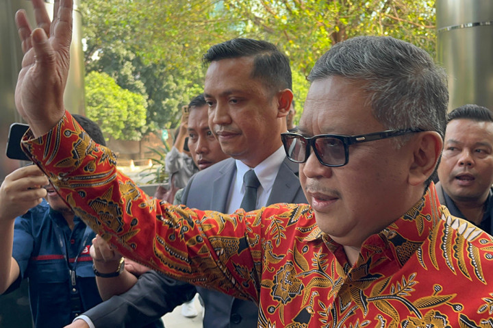 Hasto didampingi kuasa hukum untuk memenuhi panggilan ini. Dia mengaku tidak mengetahui pertanyaan yang akan dicecarkan penyidik kepadanya.