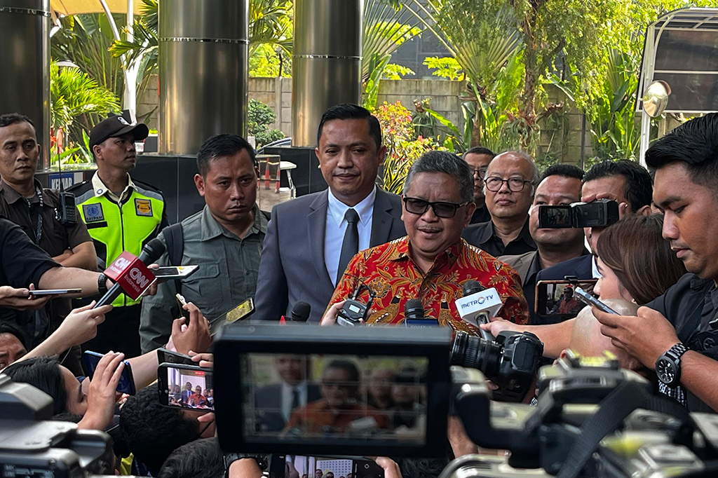 “Saya bawa surat undangan,” ujar Hasto.