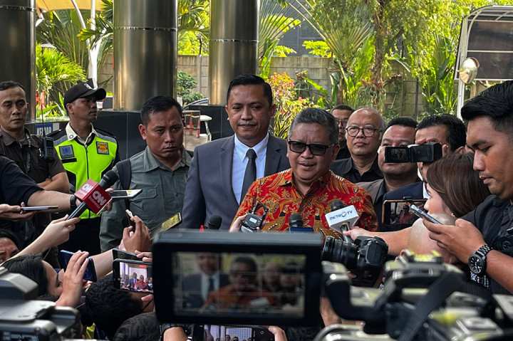 “Saya bawa surat undangan,” ujar Hasto.