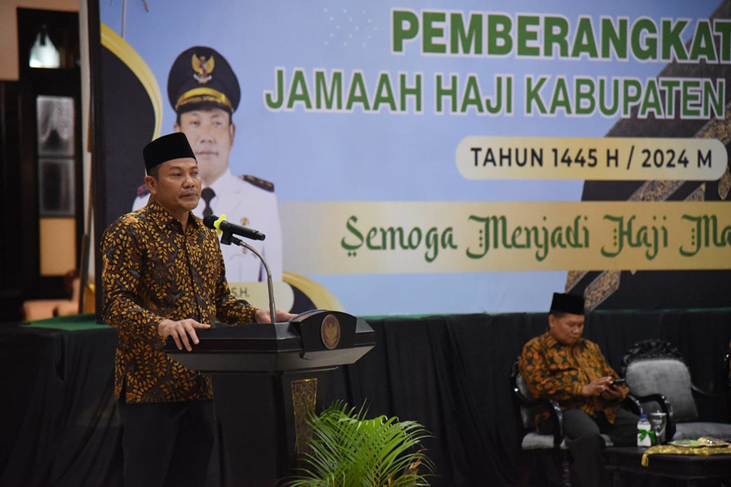 Kloter terakhir calon jemaah haji (CJH) asal Kabupaten Sidoarjo diberangkatkan dari Pendopo Delta Wibawa menuju Asrama Haji Sukolilo, Surabaya, Minggu, 9 Juni 2024 malam.