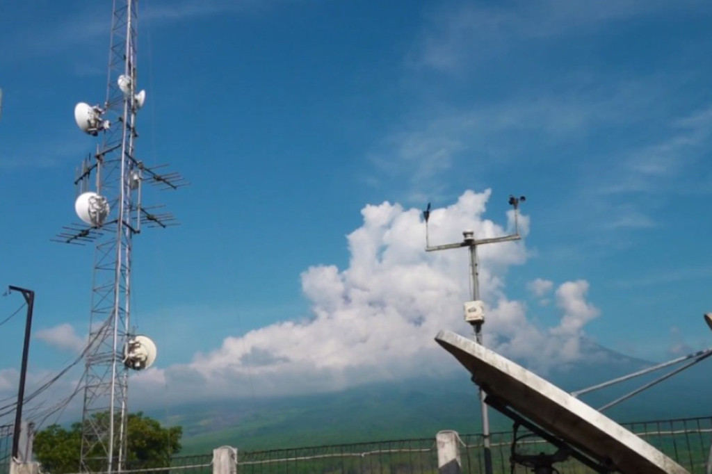 Kemudian gunung tertinggi di Pulau Jawa itu kembali erupsi pada 21.44 WIB dengan tinggi kolom abu teramati sekitar 500 meter di atas puncak dan kolom abu teramati berwarna putih hingga kelabu dengan intensitas sedang ke arah barat daya.