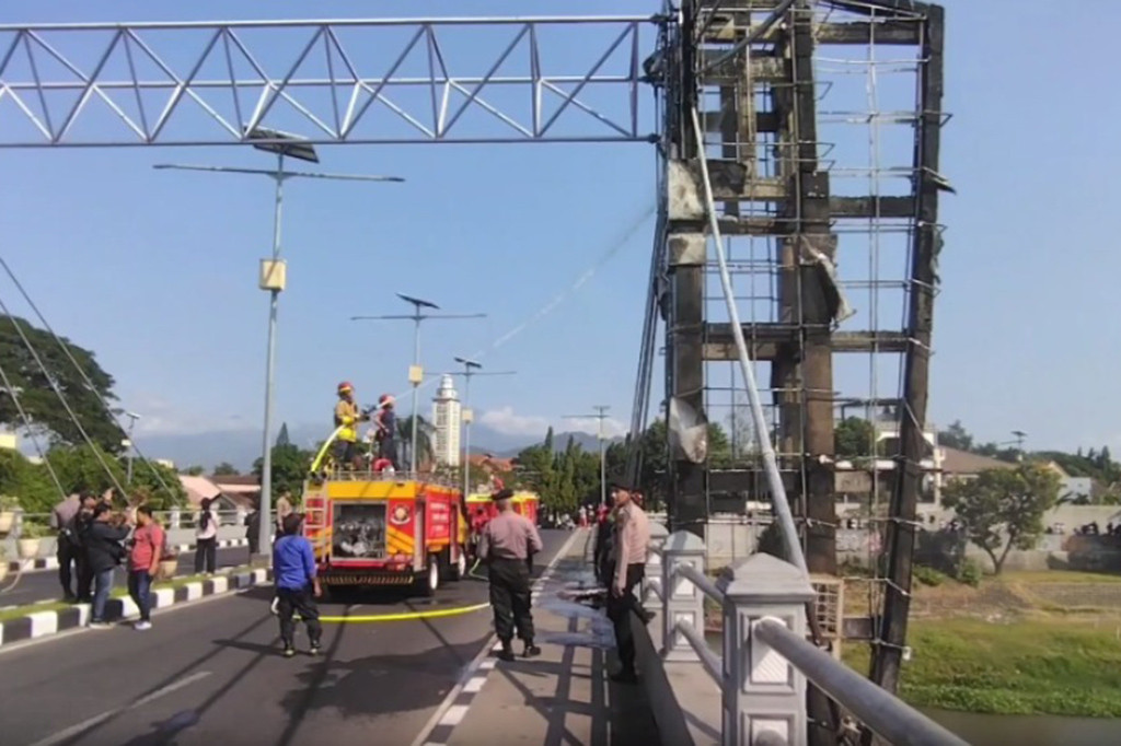 Api baru bisa dipadamkan 30 menit setelah 2 unit mobil pemadam kebakaran dikerahkan petugas hingga tidak menjalar ke badan jembatan. Satu jalur terpaksa ditutup dan srus lalu lintas dialihkan ke kelurahan Bandar menuju alun-alun oleh petugas kepolisian untuk menjaga keselamatan.