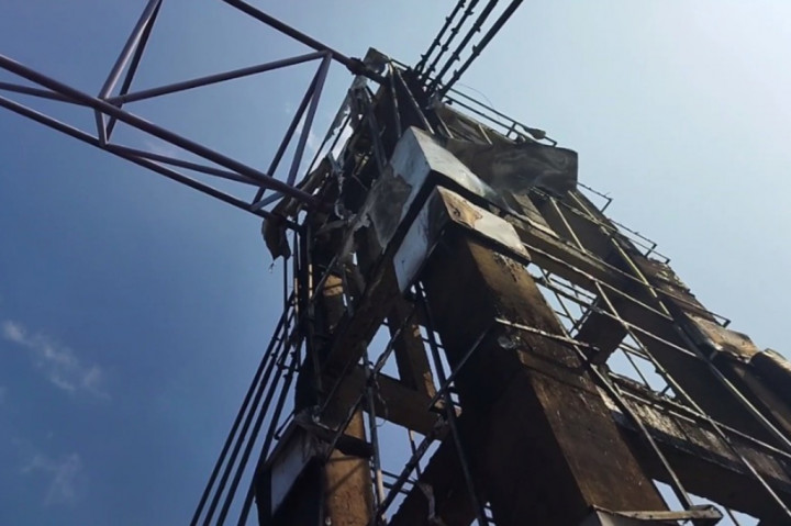 Kapolsek Kota, Kompol Ridwan Sahara mengatakan korsleting listrik dan kondisi panas diduga penyebab kebakaran tersebut. Meski demikian kebakaran ini tidak mengancam keberadaan jembatan dan aman untuk dilalui kendaraan.