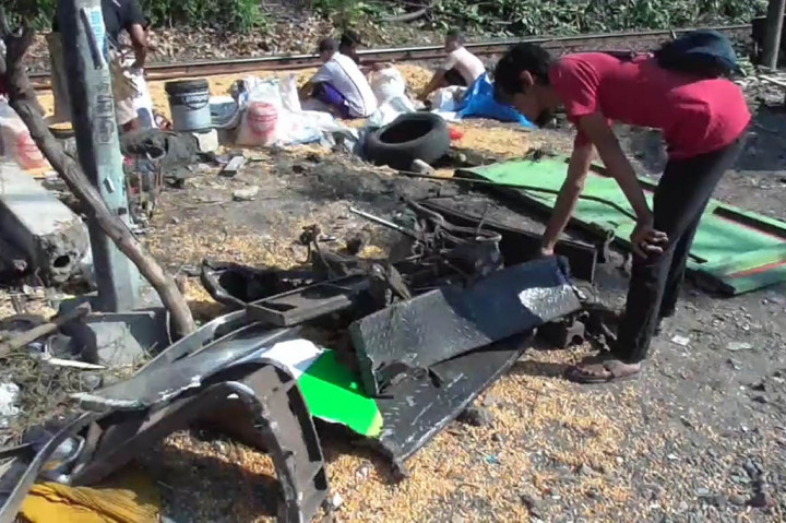 Kecelakaan bermula saat sebuah truk nomor polisi L 8782 UB, terperosok bagian belakang di dekat rel kereta, di kawasan Buduran, Sidoarjo. Truk bermuatan jagung itu tiba-tiba terperosok, saat berusaha putar balik di lokasi kejadian.