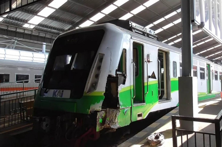 Sebuah truk yang memuat jagung tertabrak kereta api Komuter Sindro, di jalur rel kereta api kawasan Buduran Kabupaten Sidoarjo, tepatnya di kilometer 20/600, Senin, 10 Juni 2024. Meski tidak ada korban, peristiwa ini mengakibatkan jadwal perjalanan lima kereta api terganggu hingga beberapa jam.