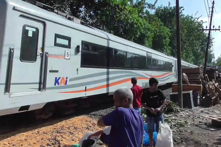 Nahas, beberapa saat kemudian melaju kereta api komuter Sindro, dari arah Surabaya menuju Sidoarjo. Tabrakan pun tidak terhindarkan. Kerasnya tabrakan mengakibatkan bagian belakang truk ringsek, dan muatan jagung jatuh berserakan.