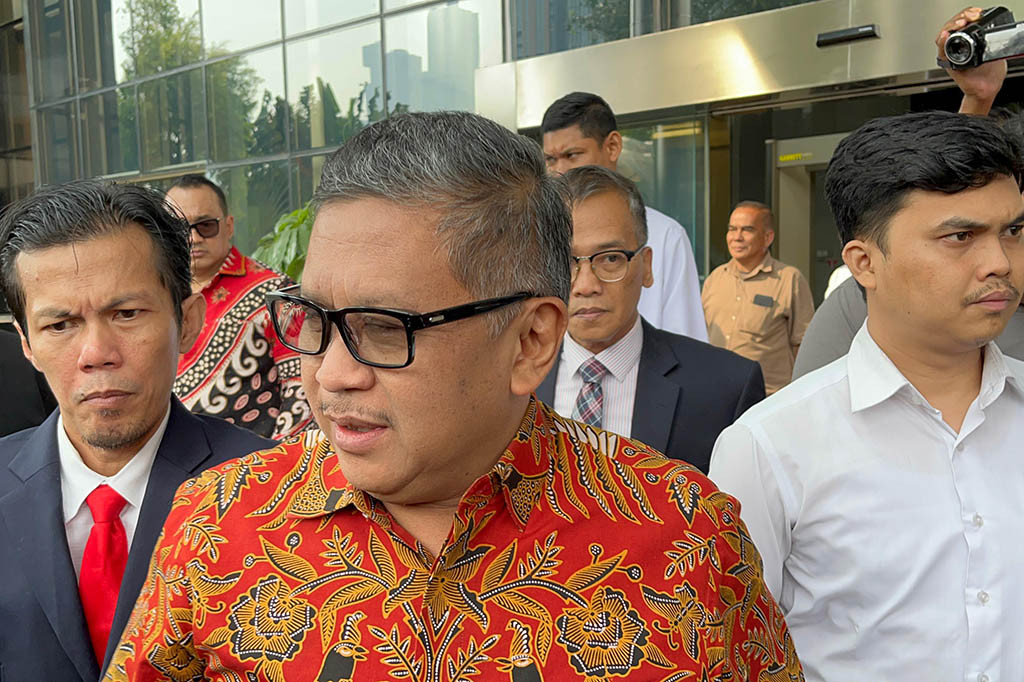 “Karena segala sesuatunya harus didasarkan sesuai hukum acara pidana. Karena ini sudah suatu bentuk tindakan pro justisia sehingga hak untuk didampingi penasihat hukum harusnya dipenuhi oleh mereka yang menegakkan hukum,” ujar Hasto.