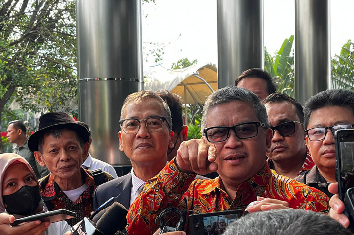 Dia tidak memerinci isi tas dan ponsel yang disita. Menurutnya, pemeriksaan belum sampai kepada materi kasus.