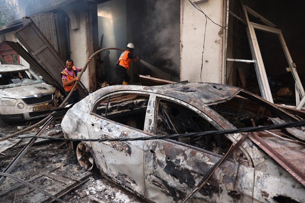 “Pemboman terus berlanjut secara intensif dan sangat sulit bagi tim tanggap darurat untuk menjangkau warga Palestina yang terbunuh dan terluka. Mereka memberi tahu kami bahwa masih ada orang-orang di jalan dan di bawah reruntuhan yang tidak dapat mereka jangkau,” kata reporter Al Jazeera, Hind Khoudary.